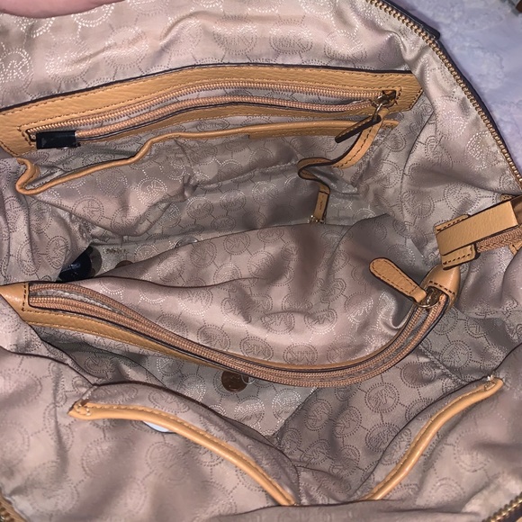 Micheal Kors Purse - Picture 4 of 7